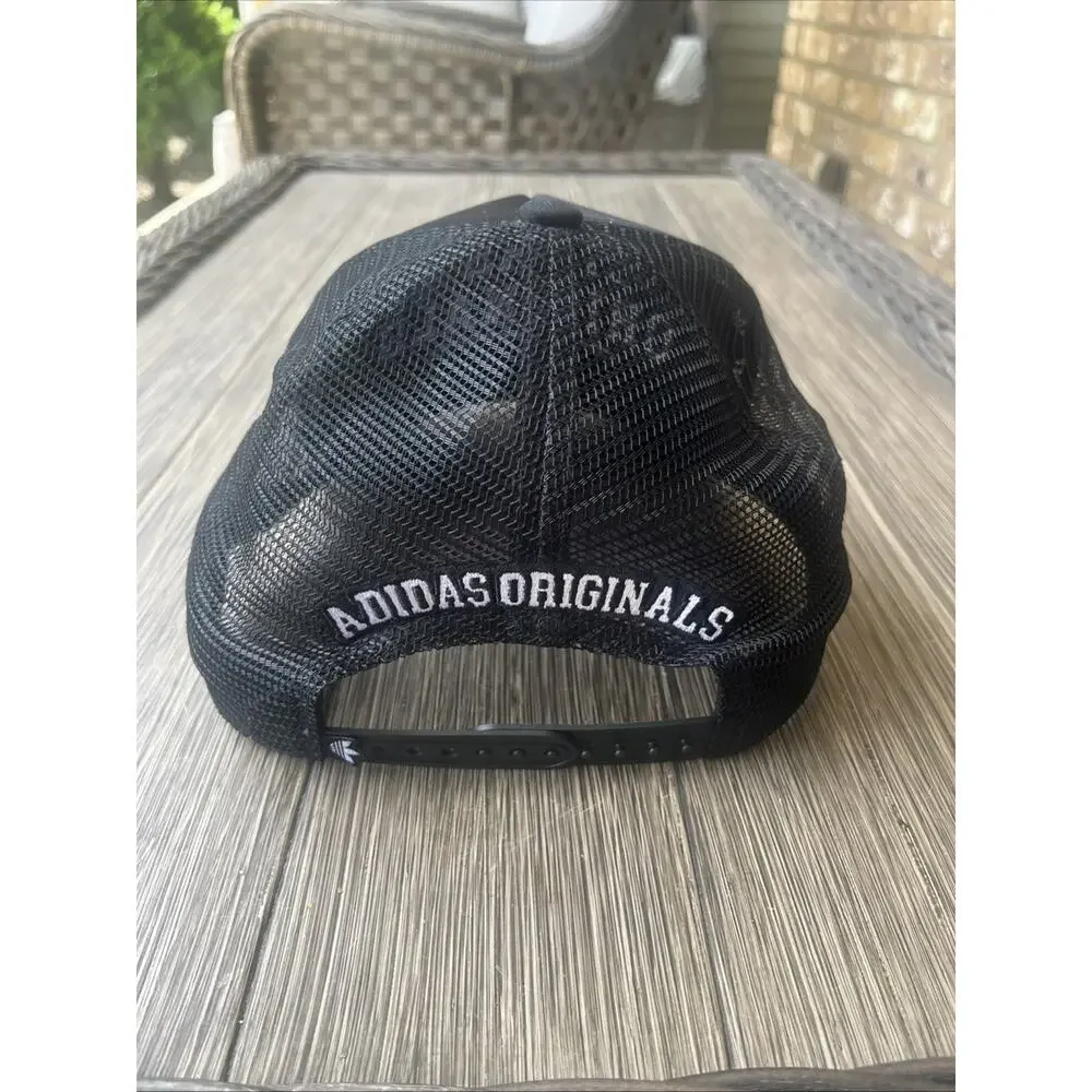 Mens Adidas Originals Snapback Cap Hat. Nice!!